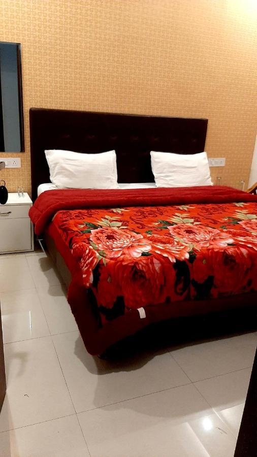 Hotel Hollywood Zirakpur Exterior photo
